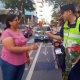 Policías entregaron flores a trabajadoras del centro. Foto: captura.