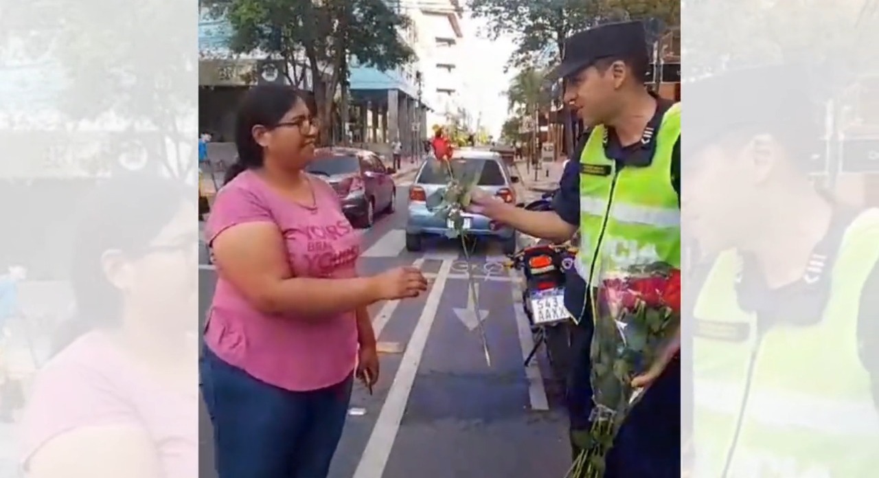 Policías entregaron flores a trabajadoras del centro. Foto: captura.