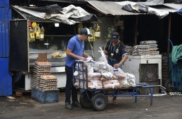 Jóvenes que trabajan en la informalidad. Foto: Gentileza.