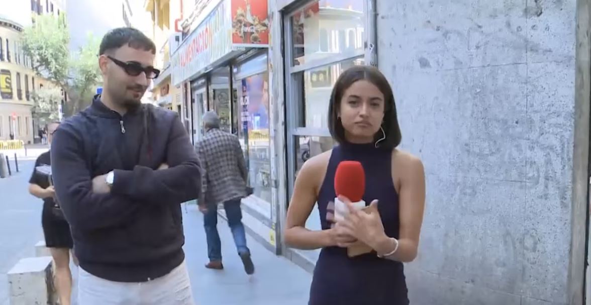 La periodista estaba informando ante la cámara sobre un atraco cuando el joven se ha acercado a ella. Foto: El País.