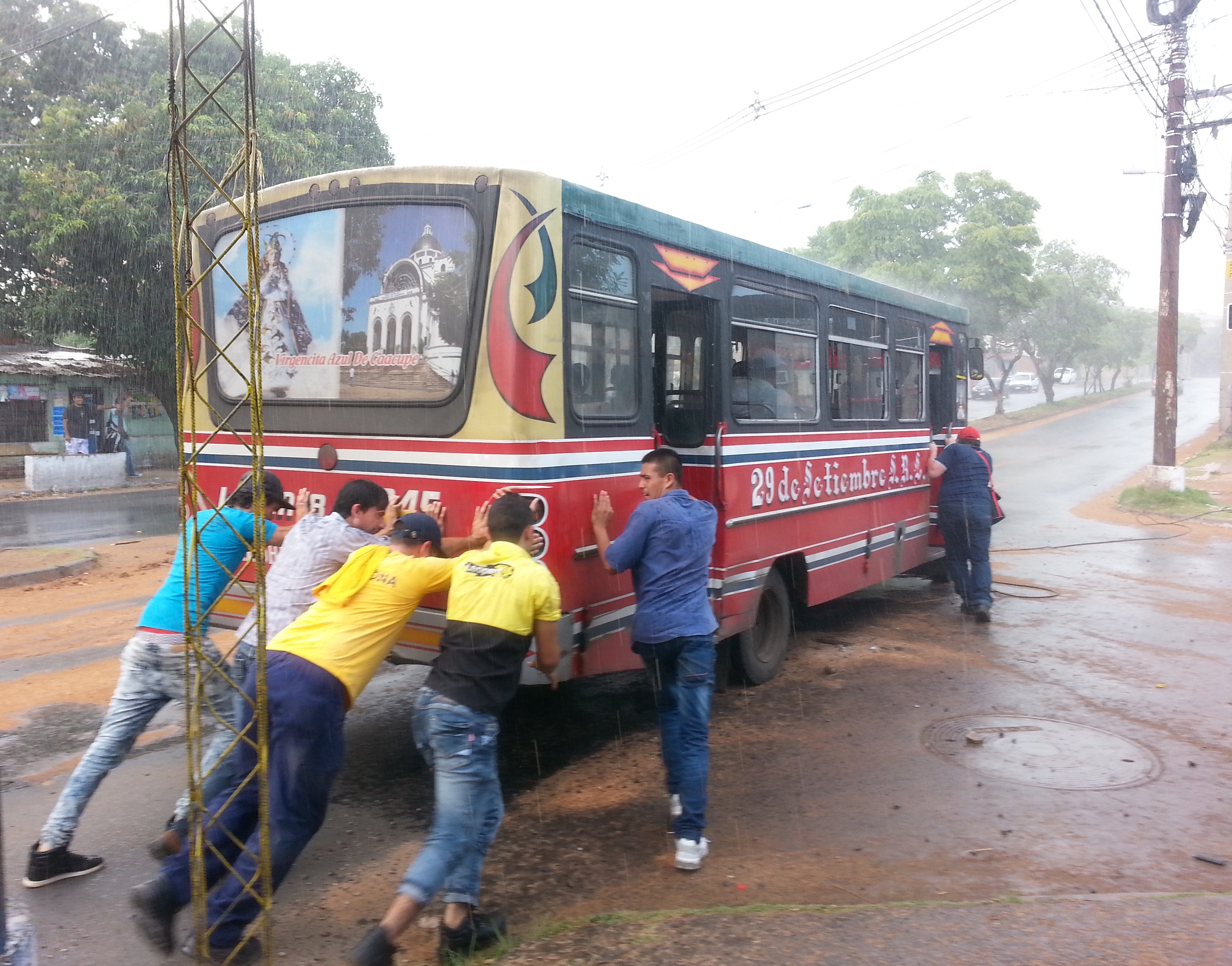 La ciudadanía sufre diariamente el deficiente servicio de transporte público en Paraguay. Foto: Imagen Ilustrativa. Web.