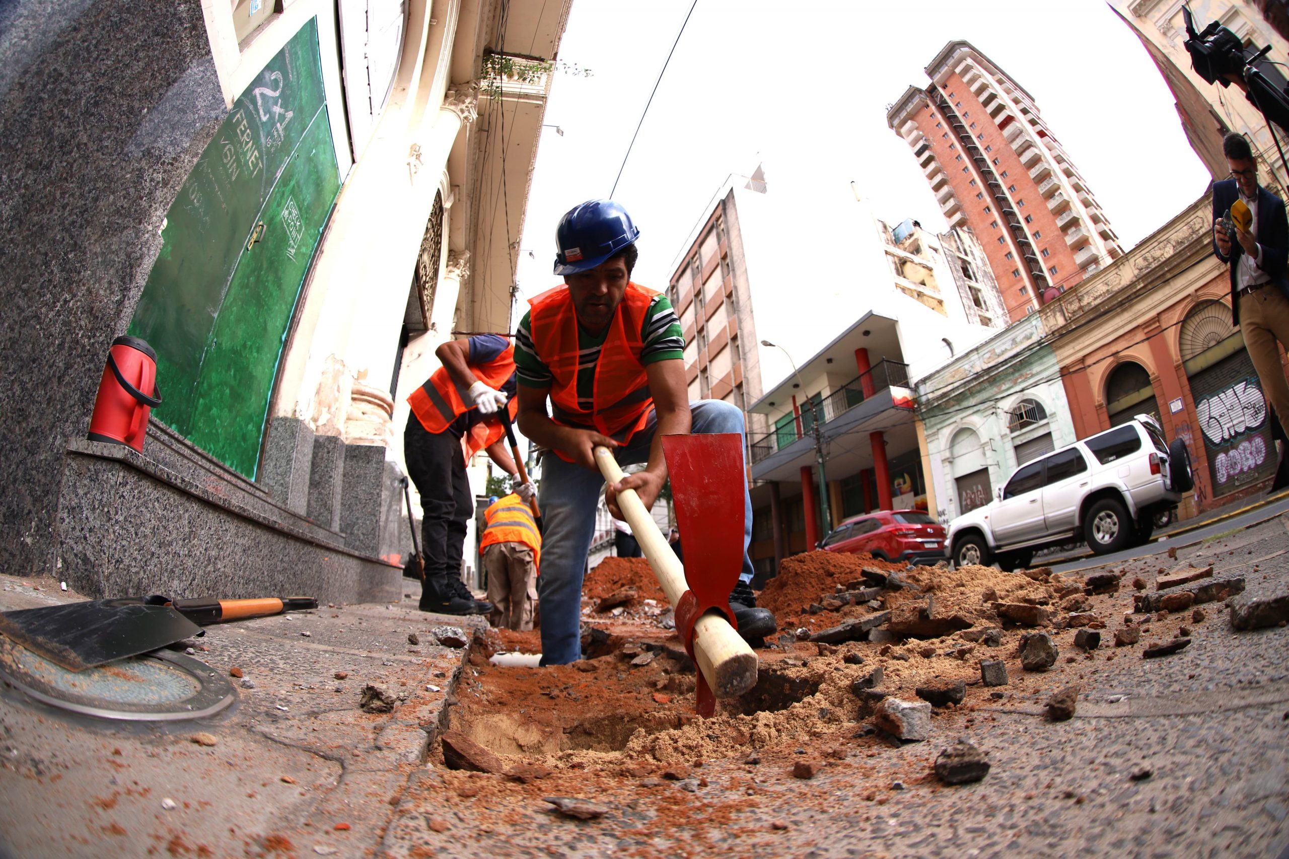 Excavaciones para cableado subterráneo sobre la calle Palma. Foto: ANDE.