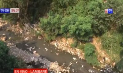 Un cuerpo envuelto en una alfombra fue hallado en un cauce hídrico de Lambaré. Se desconoce la identidad. Foto: Captura NPY