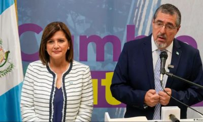 El presidente electo Bernardo Arévalo, a la derecha, y la vicepresidenta Karin Herrera ofrecen una rueda de prensa en Ciudad de Guatemala. Foto: DW.