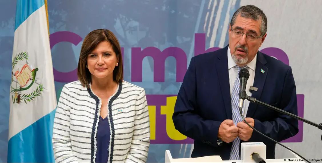 El presidente electo Bernardo Arévalo, a la derecha, y la vicepresidenta Karin Herrera ofrecen una rueda de prensa en Ciudad de Guatemala. Foto: DW.