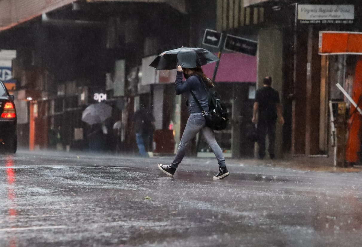 Durante esta temporada en que se presentarán mayores lluvias, autoridades realizan una lista de recaudos a tomar en cuenta. Se recomienda evitar circular por lugares de grandes raudales. Foto: Agencia IP.