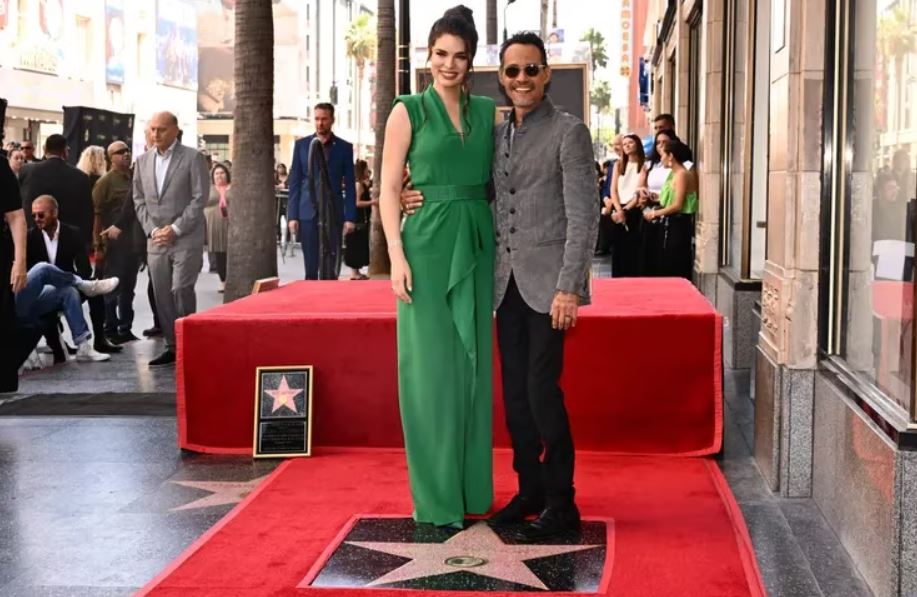 Marc Anthony y su esposa Nadia Ferreira en el Paseo de la Fama. Foto: Hola.