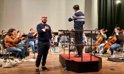 El tenor Nicola Straniero, el maestro Sánchez Hasse y la OSIC en ensayo. Cortesía