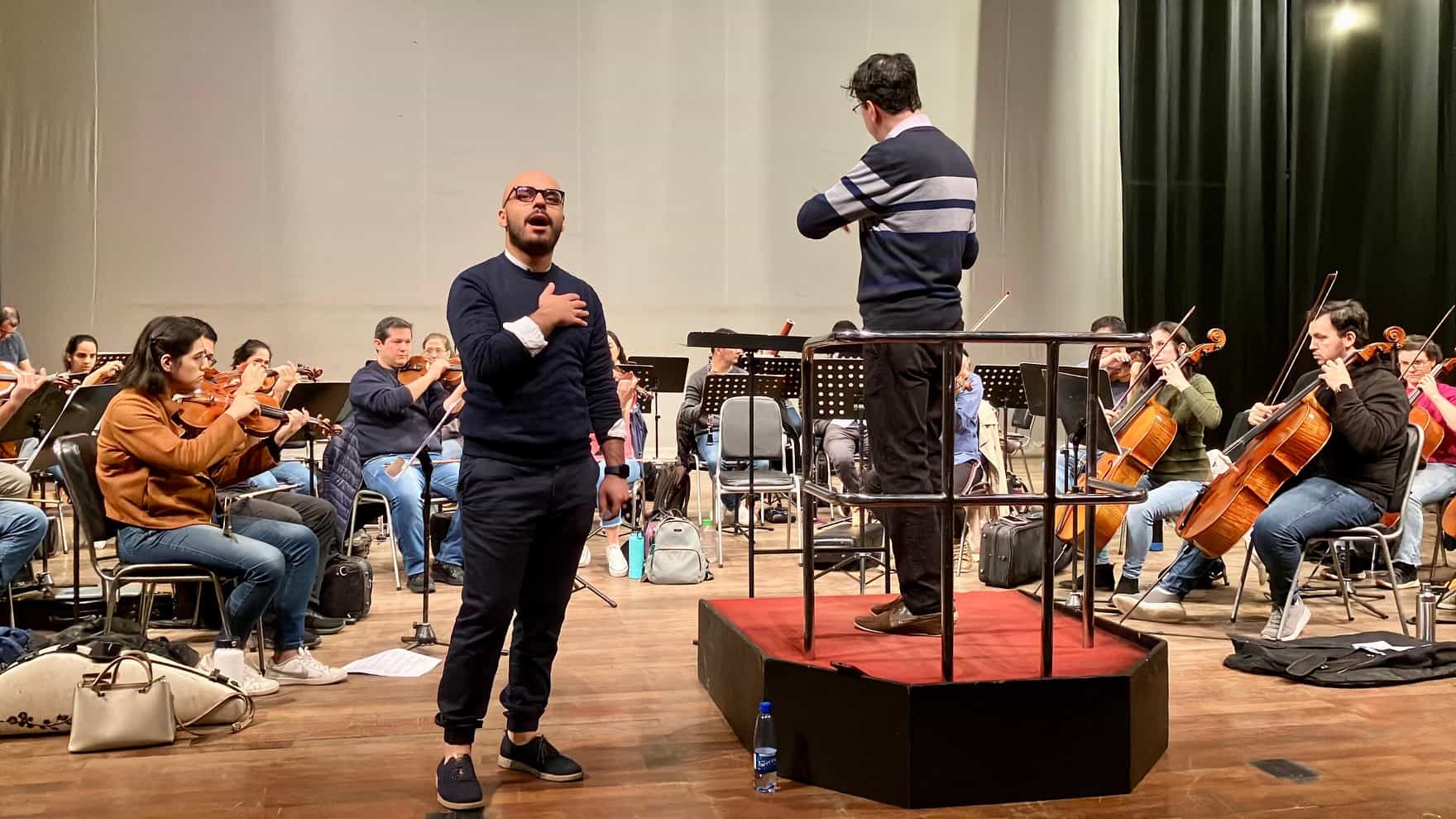 El tenor Nicola Straniero, el maestro Sánchez Hasse y la OSIC en ensayo. Cortesía