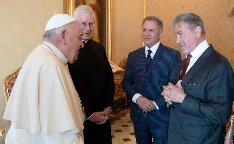 El papa Francisco recibió a Sylvester Stallone en el Vaticano. Foto: DW.