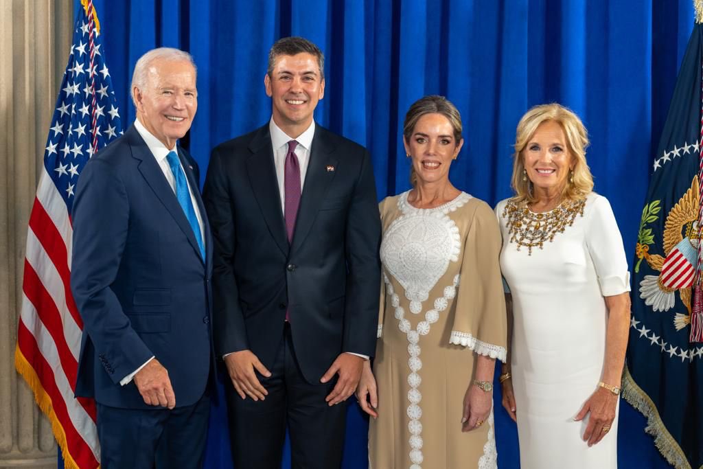 Santiago Peña con Joe Biden y sus primeras damas. Foto: Gentileza.