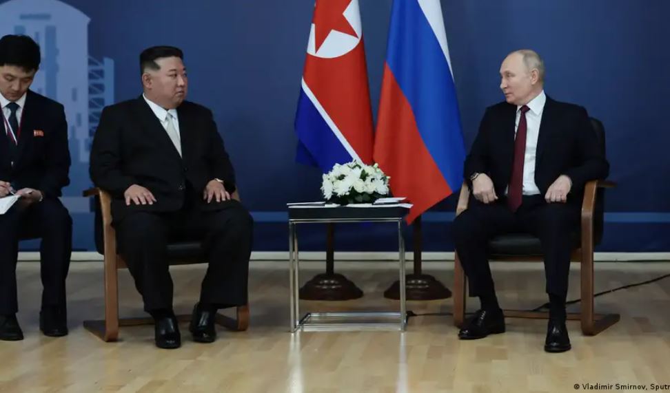 Un instante al inicio de la cumbre entre Putin y Kim Jong-un. Foto: DW.