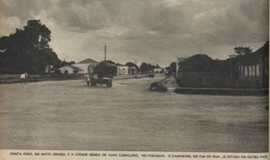 Contrabando de Ponta Porã a Pedro Juan Caballero, cruzando la calle, sin ningún control (O Cruzeiro, 1959).