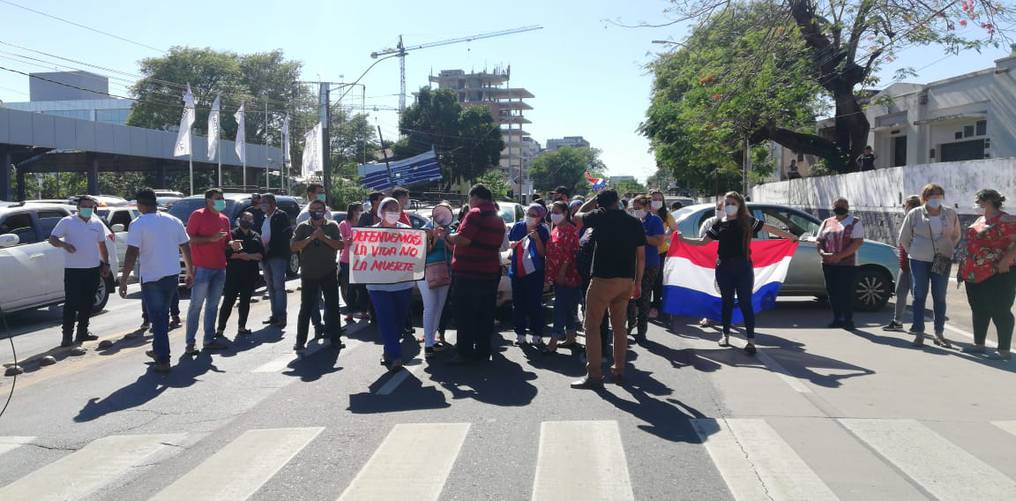 Funcionarios de Clínicas marcharán hasta el Ministerio de Economía. Foto: R. 650 AM.