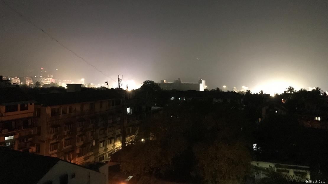 Vista nocturna de Bombay, invadida por grandes luces. Foto: DW.