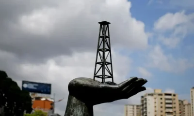 Un pozo de petróleo como escultura frente a la sede de PDVSA en Caracas, Venezuela. Foto: DW.