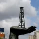 Un pozo de petróleo como escultura frente a la sede de PDVSA en Caracas, Venezuela. Foto: DW.