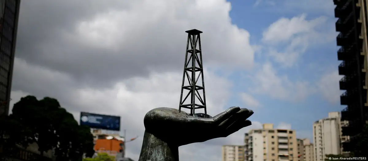 Un pozo de petróleo como escultura frente a la sede de PDVSA en Caracas, Venezuela. Foto: DW.