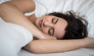 Mujer durmiendo. Foto: DW.