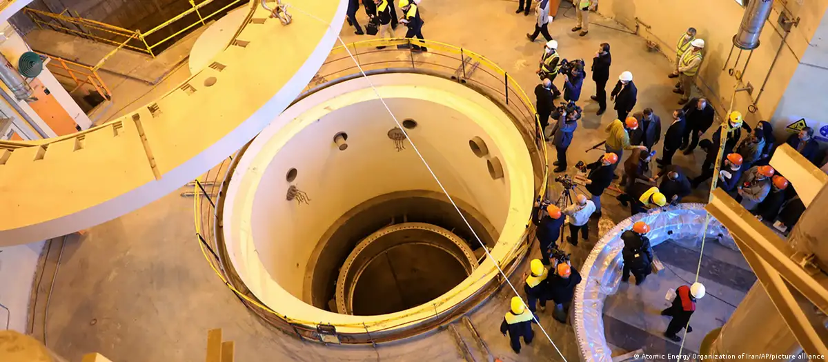 Técnicos trabajan en el reactor de Arak, en Irán. Foto: DW.