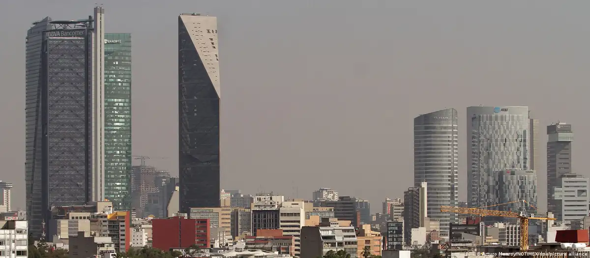 Bancos y torres de oficinas en el Paseo de la Reforma en la capital mexicana. Foto:DW.