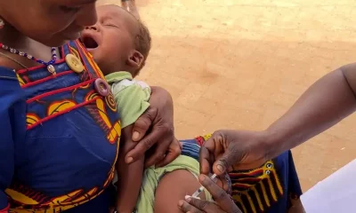 Vacunación a niños. Foto: DW.