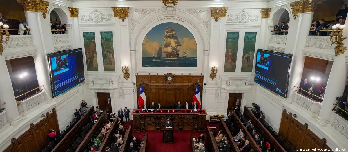 El texto aprobado será enviado al presidente, Gabriel Boric. Foto: DW.