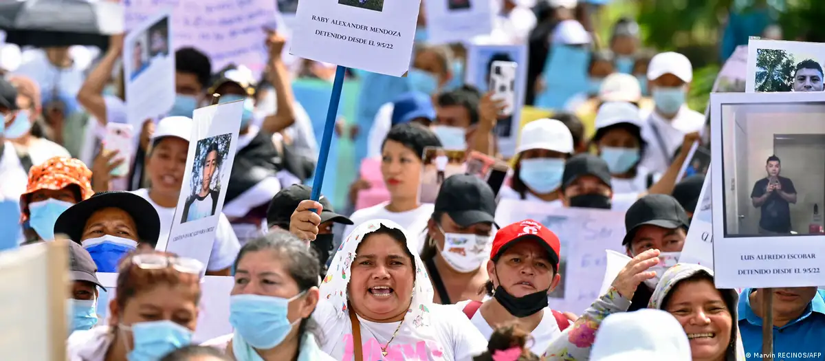 Familiares de reclusos de El Salvador. Foto: DW.