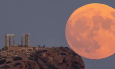 Una "Luna Azul" es vista desde cerca del Templo de Poseidón, cerca de Atenas. Foto: DW.