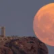 Una "Luna Azul" es vista desde cerca del Templo de Poseidón, cerca de Atenas. Foto: DW.