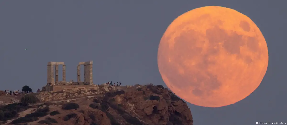 Una "Luna Azul" es vista desde cerca del Templo de Poseidón, cerca de Atenas. Foto: DW.