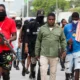 Jimmy Chérizier "Barbecue", líder de la Familia G9, camina por las calles de Puerto Príncipe junto a otros miembros de su banda y armados con fusiles y metralletas. Foto: DW.