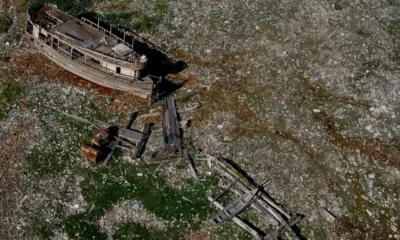 Un barco varado, en un lugar afectado por la sequía en la Amazonía. Foto: DW.