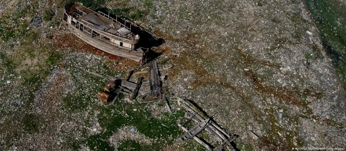 Un barco varado, en un lugar afectado por la sequía en la Amazonía. Foto: DW.