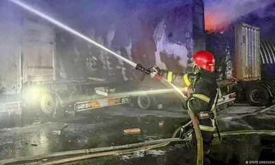 Un bombero apaga el fuego tras el ataque ruso con drones a un complejo en la región de Odesa. Foto: DW.