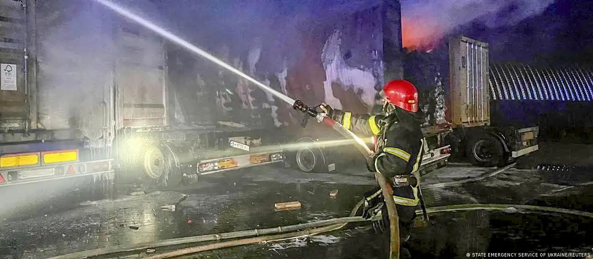 Un bombero apaga el fuego tras el ataque ruso con drones a un complejo en la región de Odesa. Foto: DW.