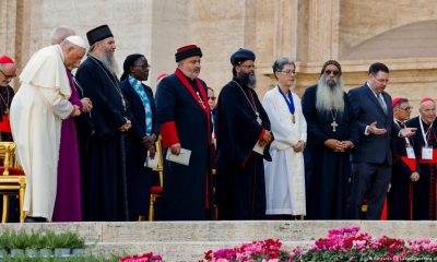 El papa Francisco con representantes de otras iglesias en la vigilia "Juntos", antes del sínodo episcopal. Foto: DW.