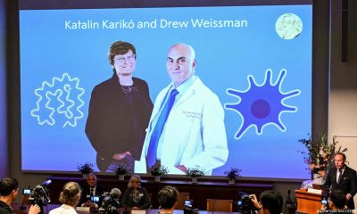 Katalin Karikó y Drew Weissman fueron reconocidos por su colaboración en el desarrollo de vacunas contra el covid-19. Foto: DW.