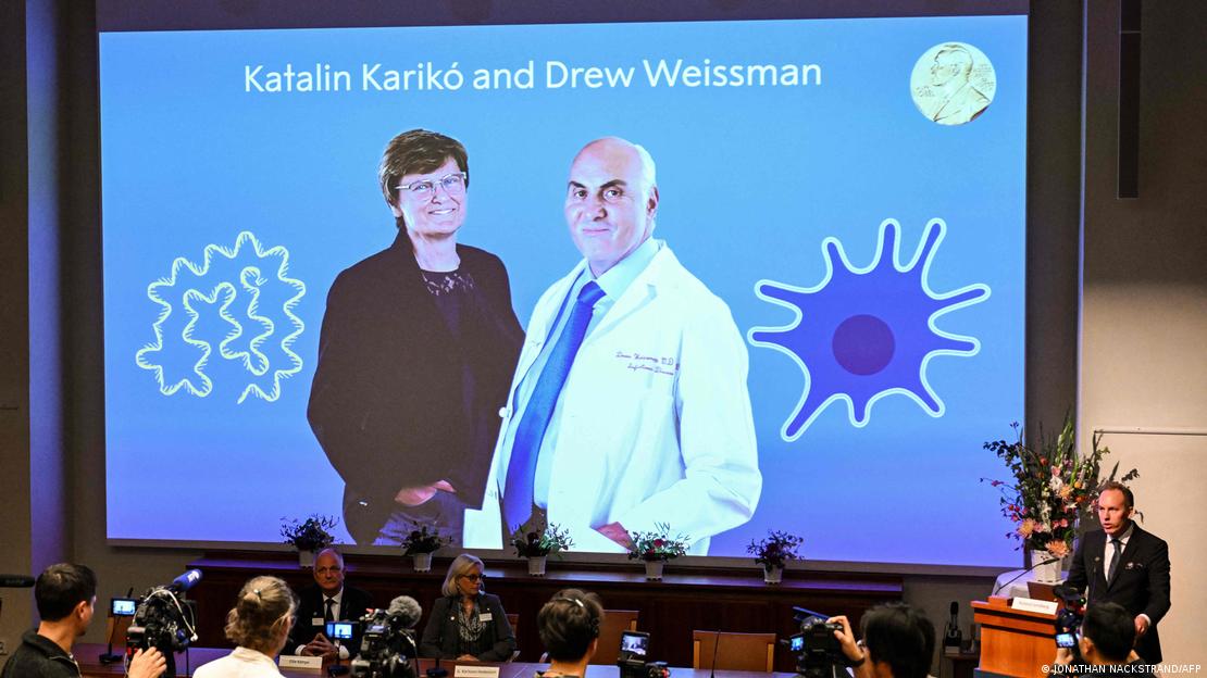 Katalin Karikó y Drew Weissman fueron reconocidos por su colaboración en el desarrollo de vacunas contra el covid-19. Foto: DW.