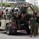 Reservistas israelíes se suben a vehículos de transporte militar camino a sus bases el pasado sábado en Tel Aviv. Foto: DW.