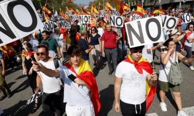 Manifestantes en Barcelona que se oponen a una amnistía a independentistas catalanes. Foto: DW.