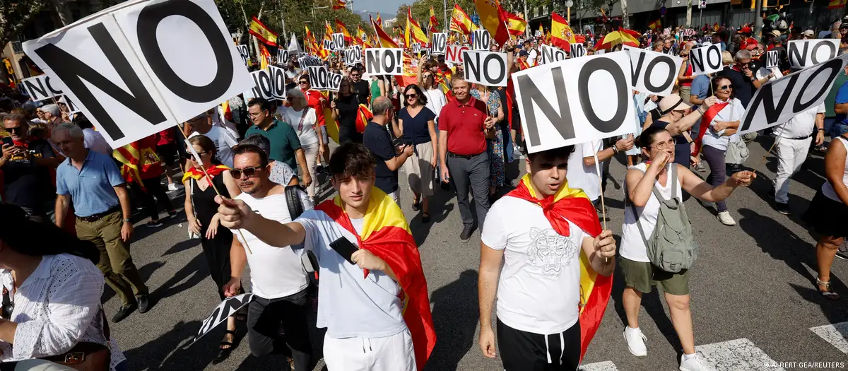 Manifestantes en Barcelona que se oponen a una amnistía a independentistas catalanes. Foto: DW.