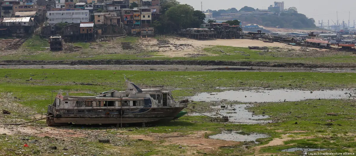 Las embarcaciones han quedado varadas en el puerto de Manaos. La grave sequía en la cuenca del Amazonas, afecta a 55 de los 62 municipios del estado Amazonas, en Brasil. Foto: DW.