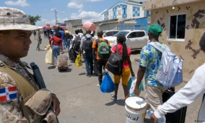 Fuerzas de seguridad dominicanas vigilan un puente fronterizo entre Dajabón, República Dominicana y Haití dias antes del cierre de fronteras. Foto: DW.