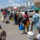 Fuerzas de seguridad dominicanas vigilan un puente fronterizo entre Dajabón, República Dominicana y Haití dias antes del cierre de fronteras. Foto: DW.