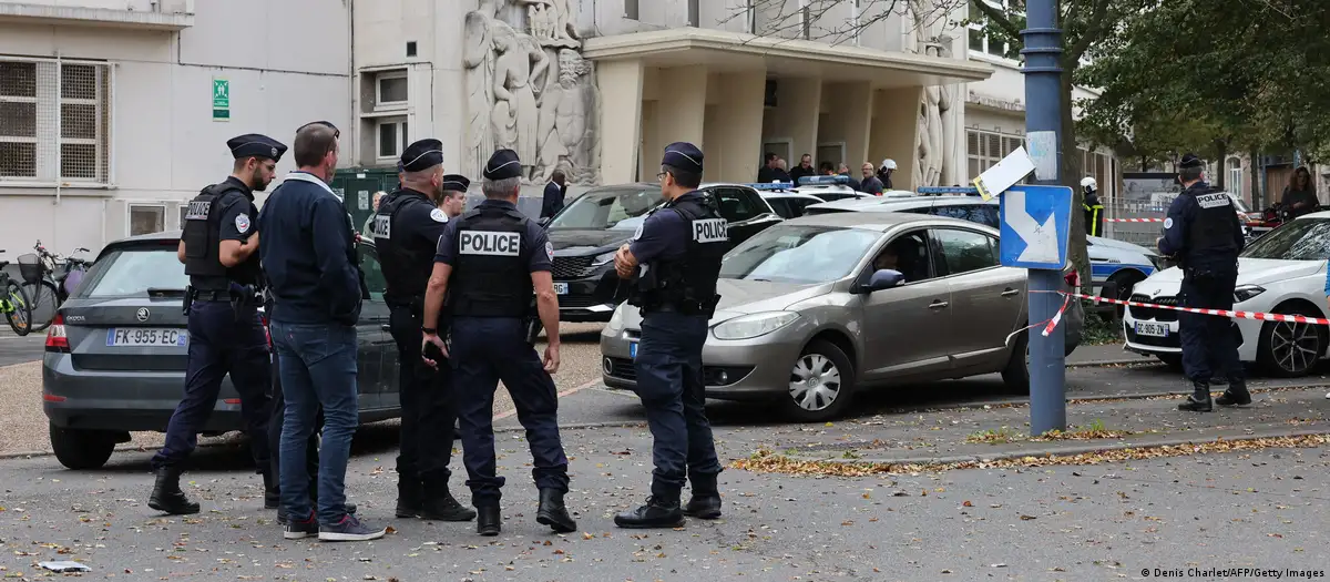 Policía ante el liceo de Arras, tras el asesinato de un profesor el viernes pasado. Foto: DW