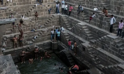 El Chand Baori de Rajastán es uno de los pozos escalonados más antiguos y grandes del mundo, con 3.500 escalones dispuestos en un diseño geométrico. Foto: DW.