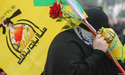 Una simpatizante de Hezbolá porta una bandera con los colores verde y amarillo del grupo, que posee una amplia popularidad en Líbano.. Foto: DW.