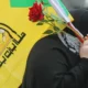 Una simpatizante de Hezbolá porta una bandera con los colores verde y amarillo del grupo, que posee una amplia popularidad en Líbano.. Foto: DW.