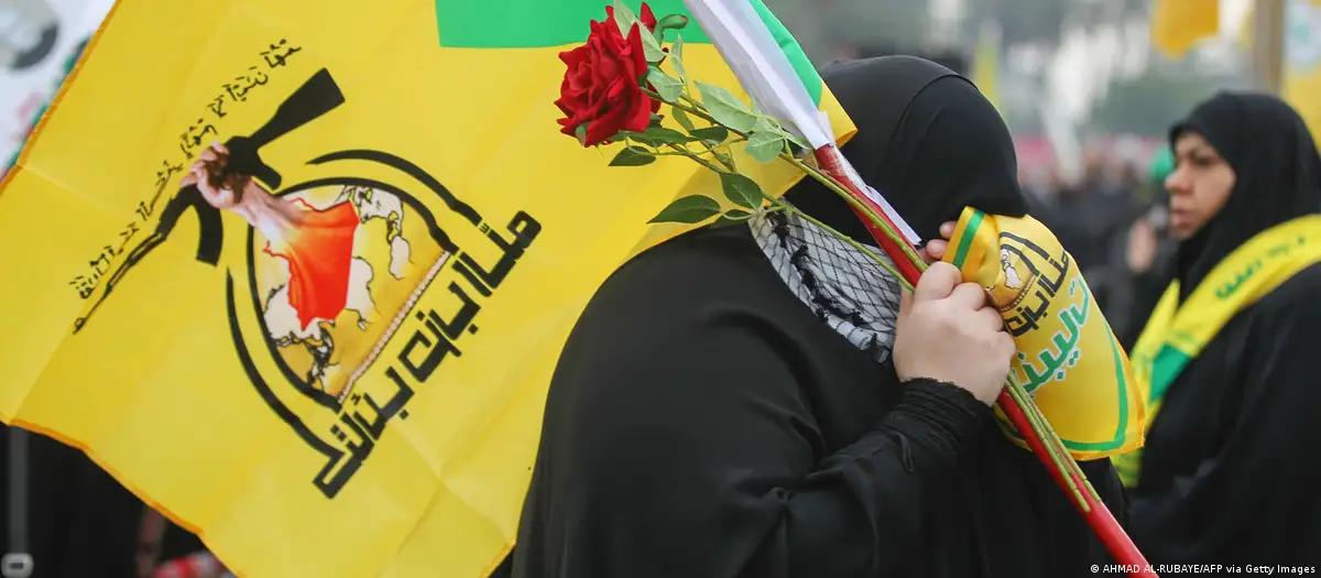 Una simpatizante de Hezbolá porta una bandera con los colores verde y amarillo del grupo, que posee una amplia popularidad en Líbano.. Foto: DW.